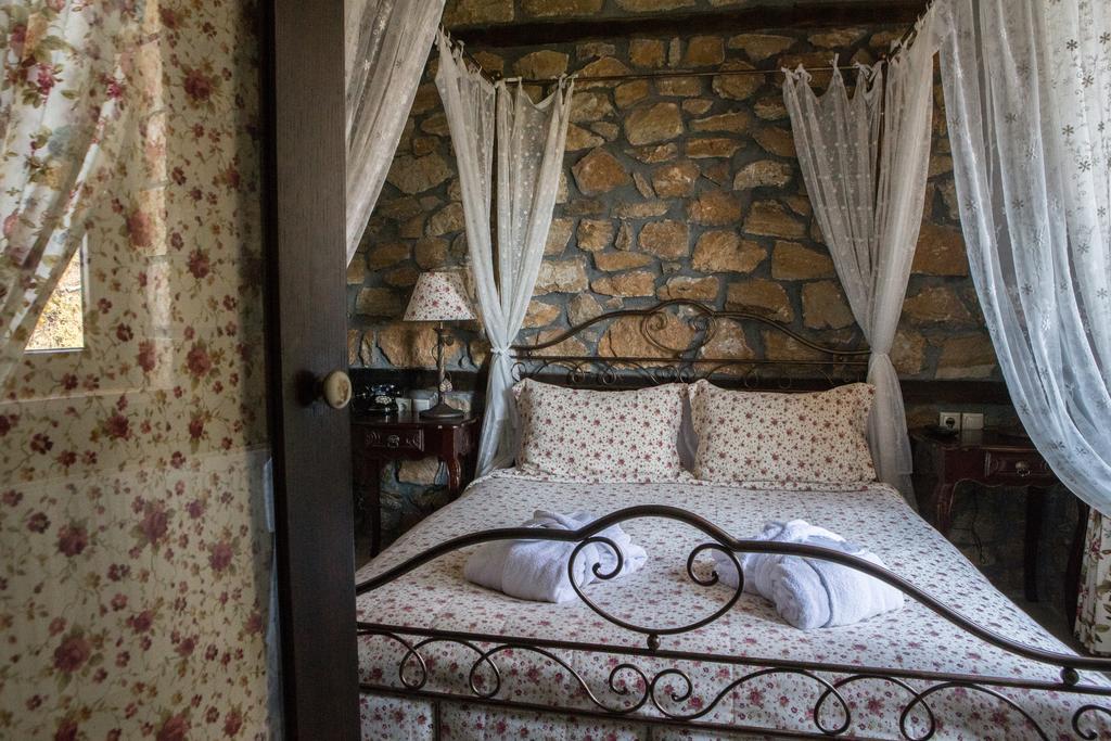 Archontiko Emmanouilidi Suites Káto Loutrákion Екстериор снимка