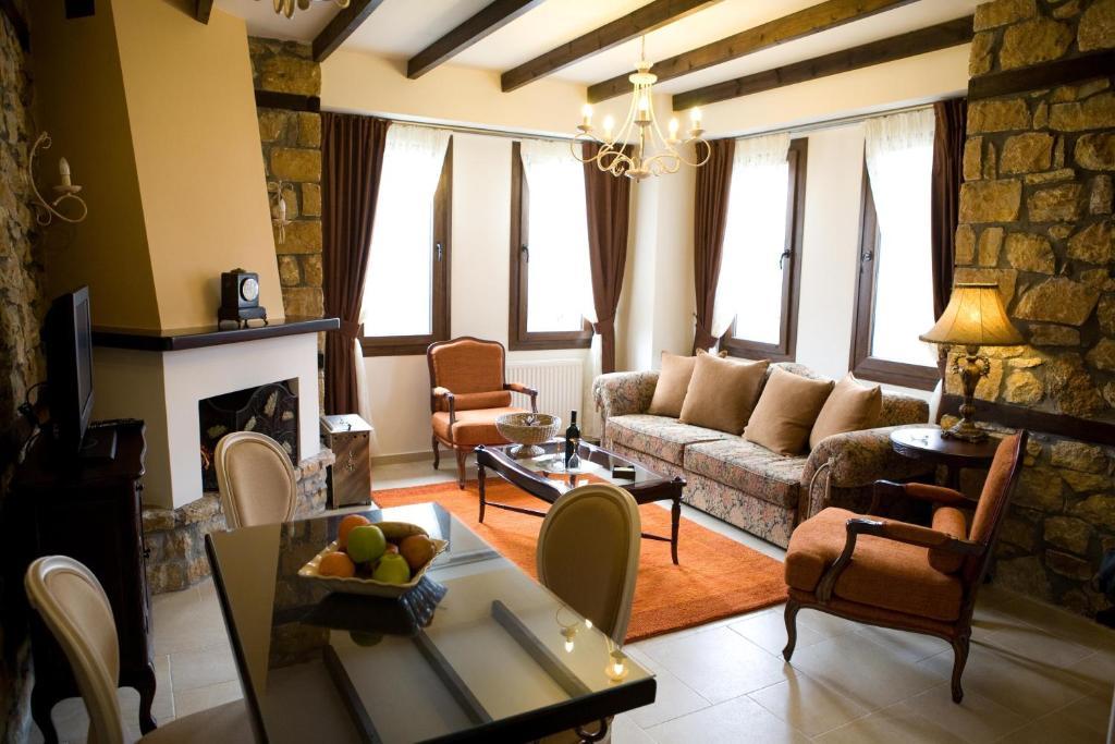 Archontiko Emmanouilidi Suites Káto Loutrákion Екстериор снимка